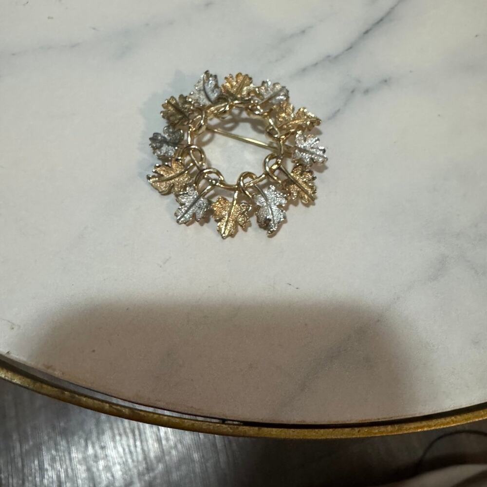 Vintage Sarah Coventry Wreath brooch